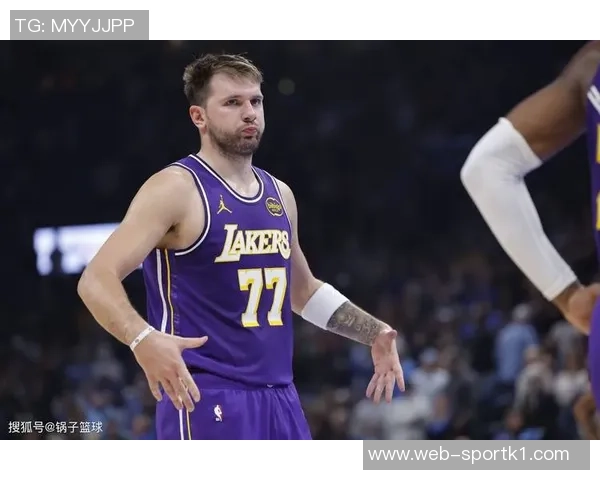 东契奇训练时单脚投三分球10米远险些命中引发里夫斯惊叹