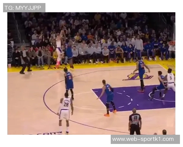 东契奇训练时单脚投三分球10米远险些命中引发里夫斯惊叹